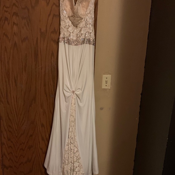 Prom dress or wedding does have smoke smell - Picture 3 of 8